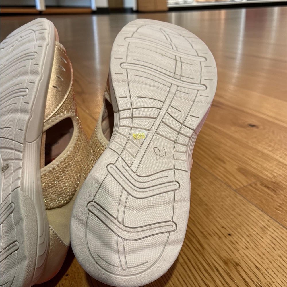 Easy Spirit Tan and Gold Sandals - Picture 6 of 7